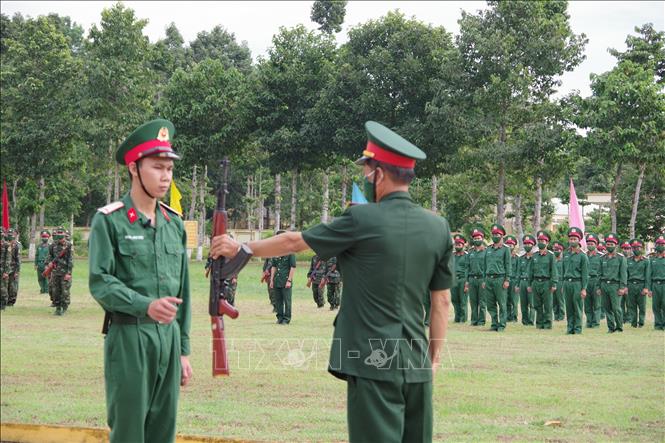 Trong ảnh: Chỉ huy đơn vị trao súng cho chiến sĩ mới. Ảnh: Hữu Chí – TTXVN