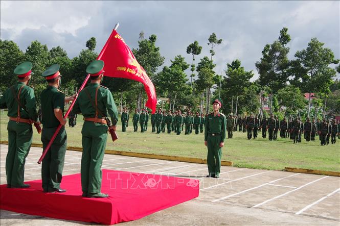 Trong ảnh: Chiến sĩ mới thực hiện nghi thức tuyên thệ. Ảnh: Hữu Chí – TTXVN