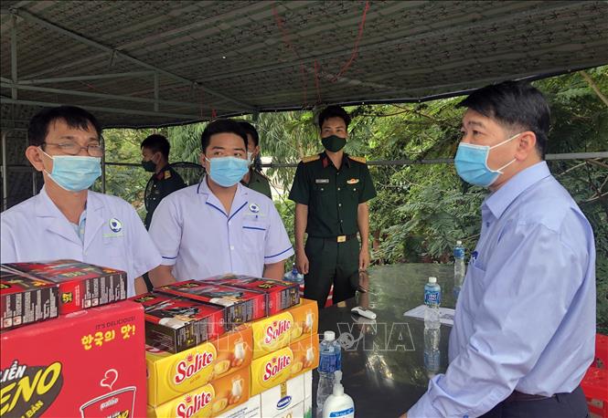 Trong ảnh: Ông Nguyễn Phương Nam, Phó Chủ tịch UBND thành phố Quy Nhơn thăm và tặng quà lực lượng chốt phòng, chống dịch COVID-19 trên Quốc lộ 1D, phường Ghềnh Ráng, thành phố Quy Nhơn. Ảnh: Nguyên Linh-TTXVN