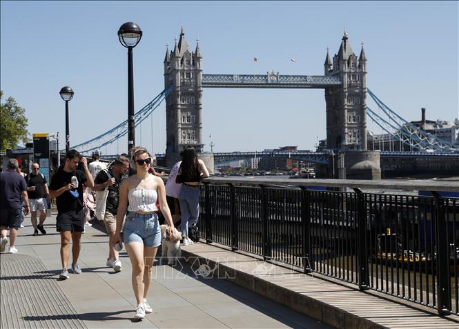 Trong ảnh: Người dân đi bộ dọc bờ sông Thames ở London, Anh ngày 1/6/2021. Ảnh: THX/TTXVN
