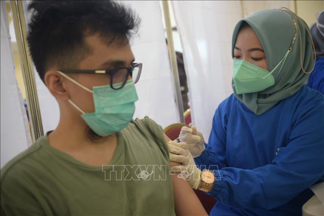 Trong ảnh: Nhân viên y tế tiêm vaccine AstraZeneca ngừa COVID-19 cho người dân tại Jakarta, Indonesia ngày 10/6/2021. Ảnh: THX/TTXVN
