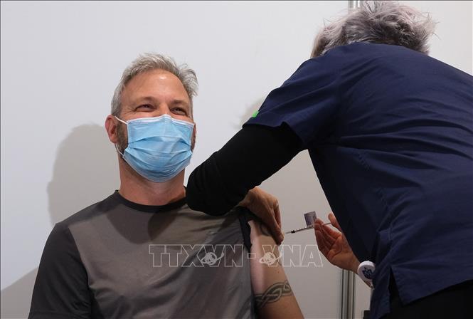 Trong ảnh: Nhân viên y tế tiêm vaccine AstraZeneca ngừa COVID-19 cho người dân tại Melbourne, Australia ngày 21/4/2021. Ảnh: AFP/TTXVN