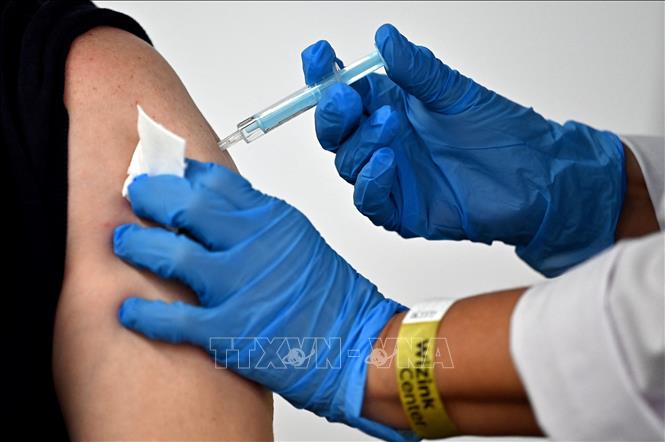 Trong ảnh: Nhân viên y tế tiêm vaccine AstraZeneca ngừa COVID-19 cho người dân tại Madrid, Tây Ban Nha ngày 12/5/2021. Ảnh: AFP/TTXVN
