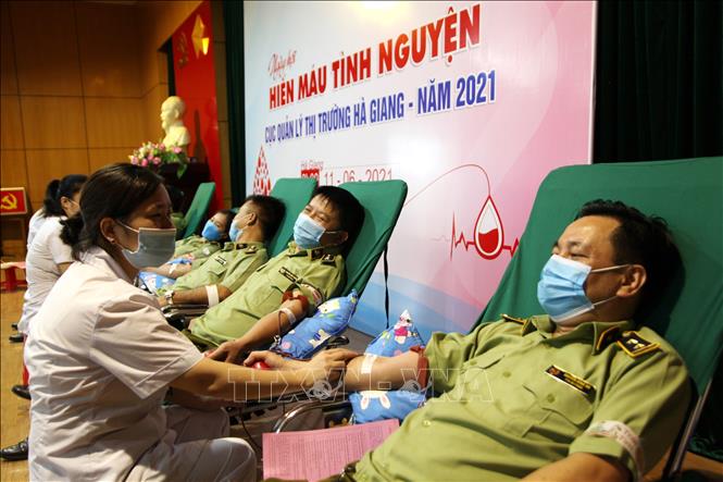 Cán bộ, công chức, viên chức Cục QLTT tỉnh Hà Giang tham gia hiến máu. Ảnh: Minh Tâm-TTXVN