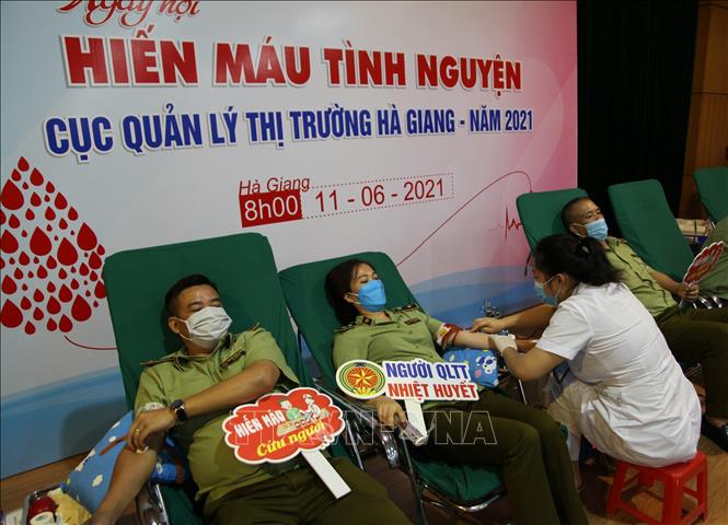 Cán bộ, công chức, viên chức Cục QLTT tỉnh Hà Giang tham gia hiến máu. Ảnh: Minh Tâm-TTXVN