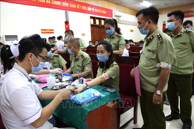Kiếm tra sức khỏe cán bộ, công chức, viên chức Cục QLTT tỉnh Hà Giang trước khi tham gia hiến máu. Ảnh: Minh Tâm-TTXVN