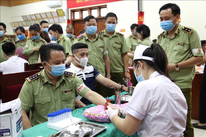 Kiếm tra sức khỏe cán bộ, công chức, viên chức Cục QLTT tỉnh Hà Giang trước khi tham gia hiến máu. Ảnh: Minh Tâm-TTXVN