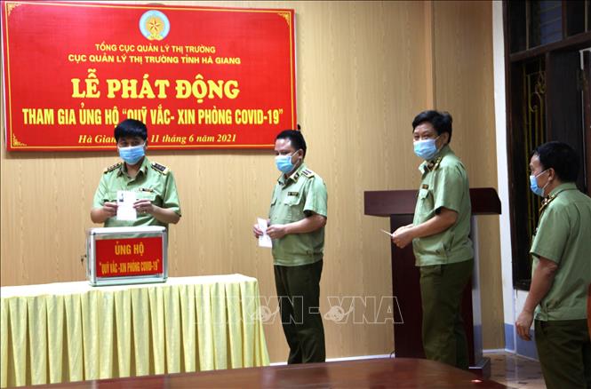 Lãnh đạo, cán bộ, công chức, viên chức Cục Quản lý thị trường tỉnh Hà Giang tham gia ủng hộ công tác phòng, chống COVID-19. Ảnh: Minh Tâm-TTXVN