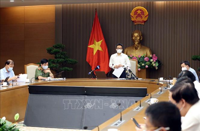 Photo: Deputy Prime Minister Vu Duc Dam speaks at the meeting. VNA Photo: Phạm Kiên