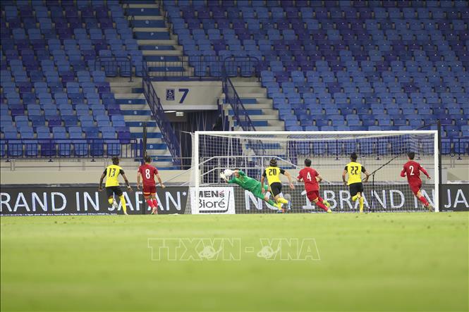 Photo: Bui Tan Truong sucessfully protects the goal.  VNA Photo: Hoàng Linh