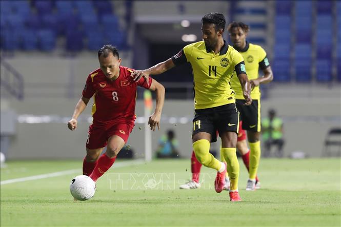 Photo: A fight for the ball between the two teams’ players.  VNA Photo: Hoàng Linh