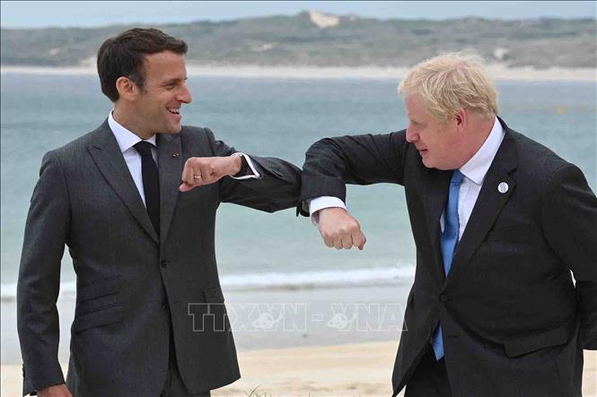 Trong ảnh: Thủ tướng Anh Boris Johnson (phải) trong cuộc gặp Tổng thống Pháp Emmanuel Macron tại Hội nghị thượng đỉnh Nhóm Các nước công nghiệp phát triển hàng đầu thế giới (G7) tại Cornwall, Anh ngày 11/6/2021. Ảnh: AFP/TTXVN