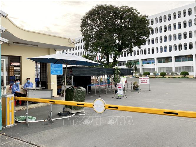 Trong ảnh: Khung cảnh vắng vẻ bên trong Bệnh viện Bệnh nhiệt đới Tp. Hồ Chí Minh sau khi có lệnh phong toả. Ảnh: Hồng Giang - TTXVN.