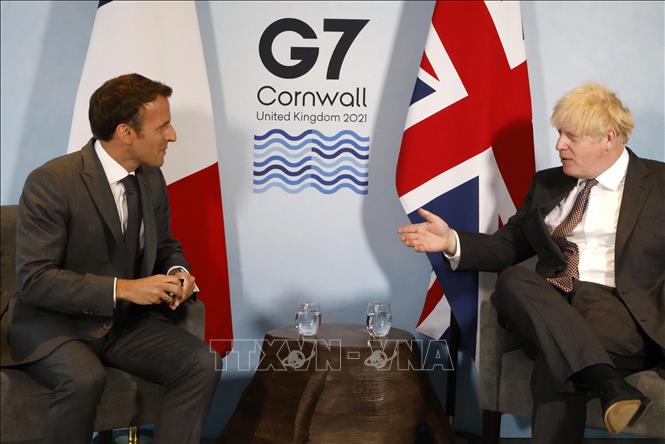 Trong ảnh: Thủ tướng Anh Boris Johnson (phải) trong cuộc gặp Tổng thống Pháp Emmanuel Macron tại Hội nghị thượng đỉnh Nhóm Các nước công nghiệp phát triển hàng đầu thế giới (G7) ở Cornwall, Anh ngày 12/6/2021. Ảnh: AFP/TTXVN