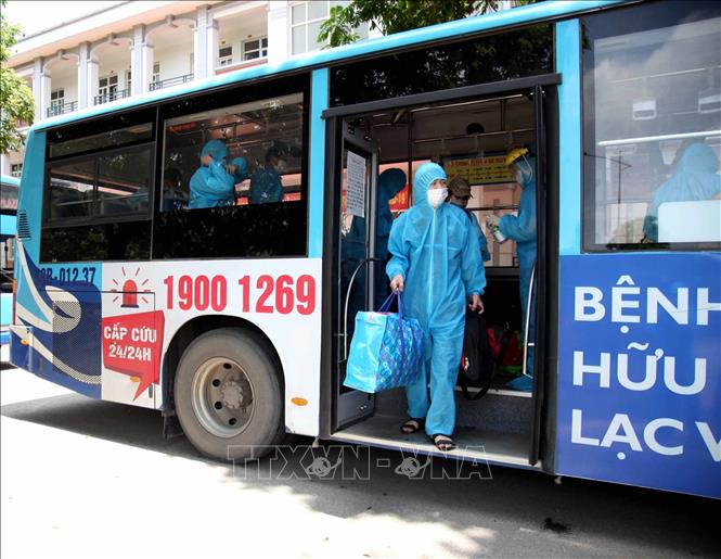 Người lao động từ vùng dịch Bắc Giang được tỉnh Vĩnh Phúc hỗ trợ xe đón về tỉnh. Ảnh: Nguyễn Thảo – TTXVN