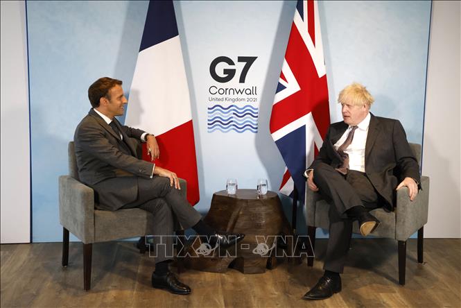 Trong ảnh: Thủ tướng Anh Boris Johnson (phải) trong cuộc gặp Tổng thống Pháp Emmanuel Macron tại Hội nghị thượng đỉnh Nhóm Các nước công nghiệp phát triển hàng đầu thế giới (G7) ở Cornwall (Anh) ngày 12/6/2021. Ảnh: AFP/TTXVN
