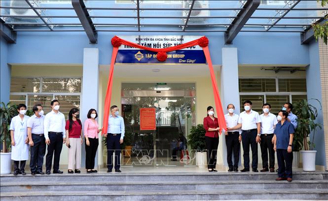 Lãnh đạo tỉnh Bắc Ninh và Tập đoàn SunGroup thực hiện nghi thức tiếp nhận Trung tâm Hồi sức tích cực ICU. Ảnh: Đinh Văn Nhiều-TTXVN