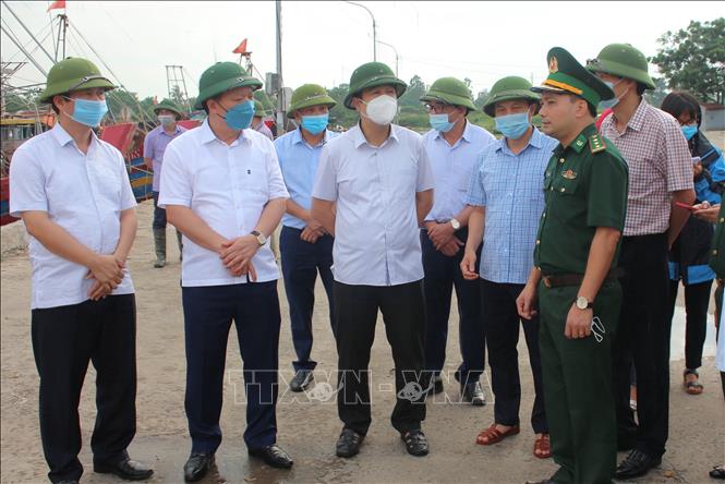 Lãnh đạo tỉnh Thái Bình kiểm tra tại cảng cá Tân Sơn, xã Thụy Hải (Thái Thụy). Ảnh: TTXVN phát