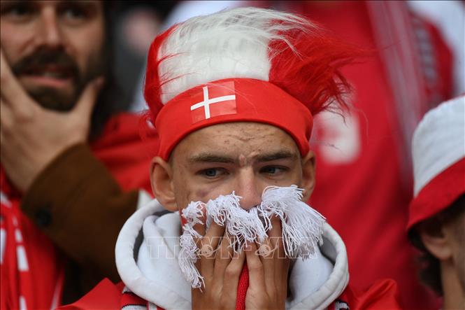 Trong ảnh: Nỗi buồn lo của cổ động viên Đan Mạch khi tiền vệ đội nhà Christian Erikssen bất ngờ ngã gục trong trận gặp Phần Lan ở bảng B, EURO 2020 tại Copenhagen ngày 12/6/2021. Ảnh: AFP/TTXVN