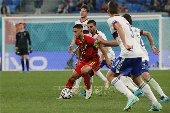 Trong ảnh: Tiền đạo đội tuyển Bỉ Eden Hazard đi bóng trong vòng vây của các cầu thủ đội tuyển Nga. Ảnh: AFP/TTXVN
