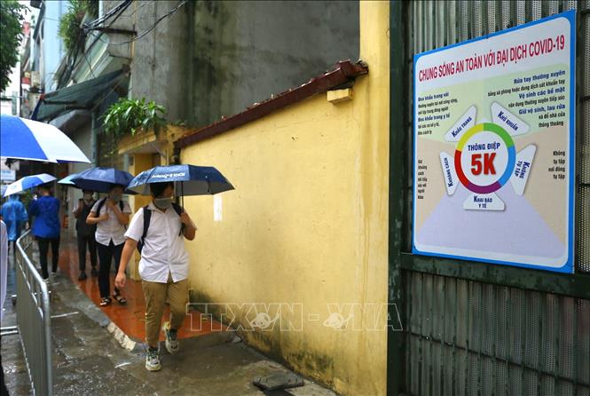 Trong ảnh: Các thí sinh đến điểm thi tại Trường THCS Hà Huy Tập (quận Hai Bà Trưng). Ảnh: Hoàng Hiếu - TTXVN 