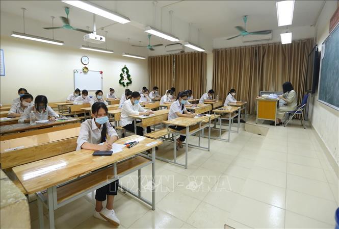 Trong ảnh: Các thí sinh bắt đầu ngày thi thứ  2 tại điểm thi Trường THCS Hà Huy Tập (quận Hai Bà Trưng). Ảnh: TTXVN