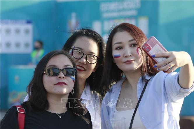 Trong ảnh: Cổ động viên khoe những hình vẽ mặt độc đáo tại khu vực Fanzon. Ảnh: Trần Hiếu - PV TTXVN tại Nga