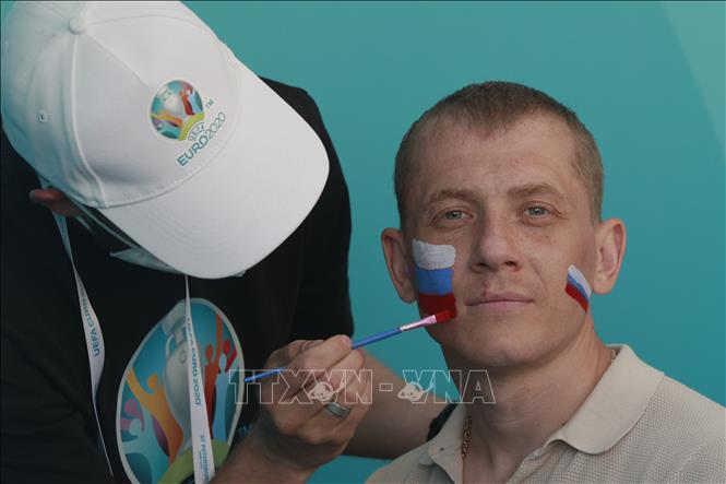 Trong ảnh: Độc đáo những hình vẽ mặt ngộ nghĩnh của cổ động viên Nga tại EURO 2020. Ảnh: Trần Hiếu - PV TTXVN tại Nga