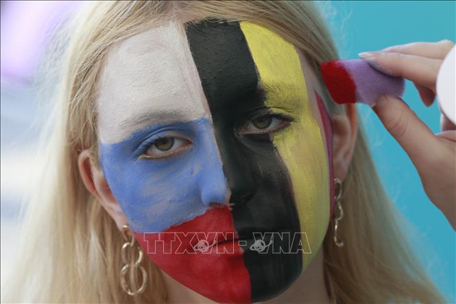 Trong ảnh: Độc đáo những hình vẽ mặt ngộ nghĩnh của cổ động viên Nga tại EURO 2020. Ảnh: Trần Hiếu - PV TTXVN tại Nga