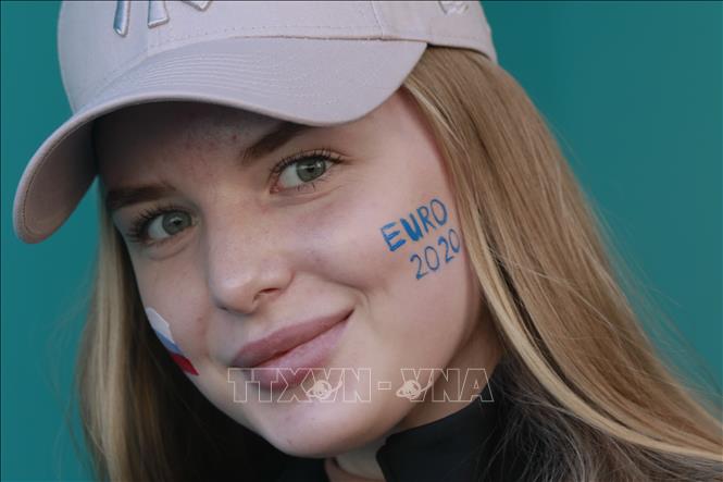 Trong ảnh: Cô gái Nga Natalia với hình vẽ biểu tượng EURO 2020. Ảnh: Trần Hiếu - PV TTXVN tại Nga