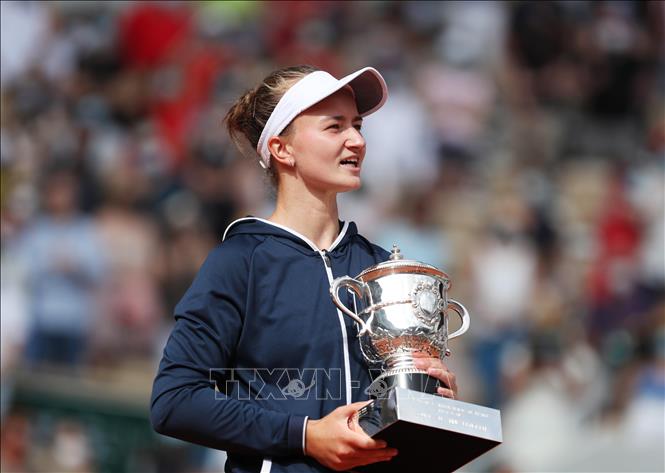 Trong ảnh: Tay vợt người Séc Barbora Krejcikova vô địch đơn nữ Roland Garros 2021 sau khi giành chiến thắng trong trận chung kết tại Paris, Pháp ngày 12/6/2021. Ảnh: THX/TTXVN