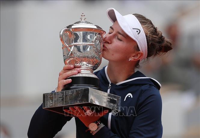 Trong ảnh: Tay vợt người Séc Barbora Krejcikova vô địch đơn nữ Roland Garros 2021 sau khi giành chiến thắng trong trận chung kết tại Paris, Pháp ngày 12/6/2021. Ảnh: THX/TTXVN