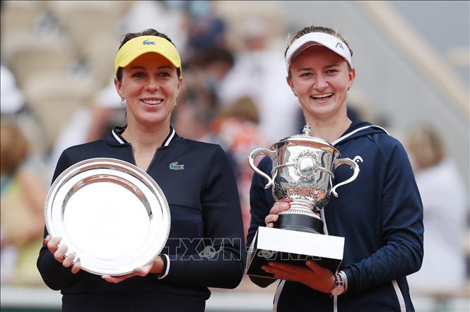 Trong ảnh: Tay vợt người Séc Barbora Krejcikova (phải) và hạt giống người Nga Anastasia Pavlyuchenkova chụp ảnh lưu niệm tại lễ trao giải Roland Garros 2021 ở Paris, Pháp ngày 12/6/2021. Ảnh: THX/TTXVN