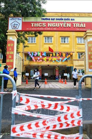 Trong ảnh: Thí sinh kết thúc môn thi ra về vẫn phải đảm bảo giãn khoảng cách cần thiết tại điểm thi trường THCS Nguyễn Trãi. Ảnh: Thành Đạt - TTXVN