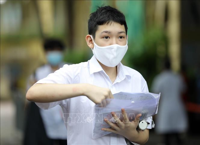 Trong ảnh: Thí sinh sau khi hoàn thành buổi thi cuối tại điểm thi trường THPT Việt Đức, quận Hoàn Kiếm. Ảnh: Nguyễn Điệp - TTXVN
