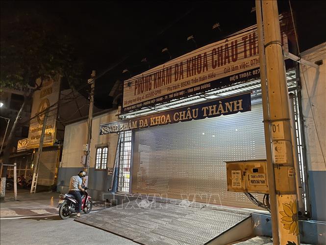 Trong ảnh: Ngay trong đêm, Phòng khám đa khoa Châu Thành ở thành phố Thủ Dầu Một, tỉnh Bình Dương bị phong tỏa do liên quan đến ca mắc COVID-19. Ảnh: TTXVN phát