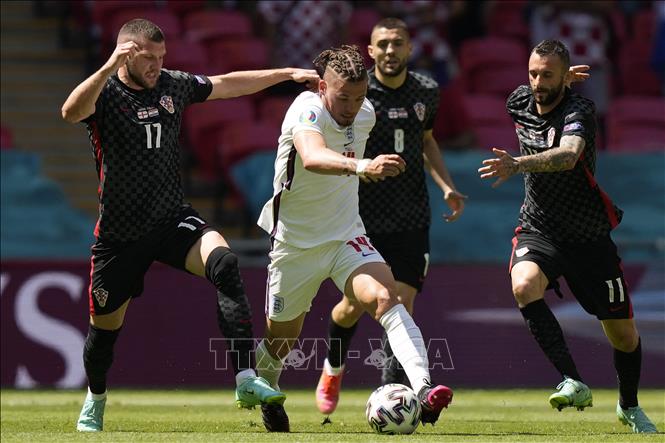 Trong ảnh: Tiền đạo Ante Rebic (trái), đội Croatia, tranh bóng quyết liệt với trung vệ Kalvin Phillips, đội tuyển Anh, trong trận đấu Bảng D Giải vô địch bóng đá châu Âu EURO 2020 trên sân vận động Wembley ở London, Anh, ngày 13/6/2021. Ảnh: AFP/TTXVN