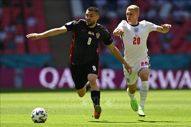 Trong ảnh: Trung vệ Mateo Kovacic (trái), đội Croatia, tranh bóng quyết liệt với trung vệ Phil Foden, đội tuyển Anh, trong trận đấu Bảng D Giải vô địch bóng đá châu Âu EURO 2020 trên sân vận động Wembley ở London, Anh, ngày 13/6/2021. Ảnh: AFP/TTXVN