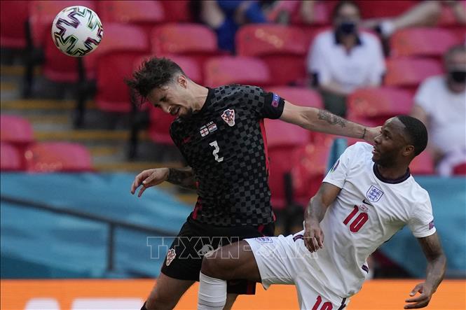 Trong ảnh: Cầu thủ Sime Vrsaljko (trái), đội Croatia đánh đầu tranh bóng với tiền đạo Raheem Sterling, đội Anh, trong trận đấu Bảng D Giải vô địch bóng đá châu Âu EURO 2020 trên sân vận động Wembley ở London, Anh, ngày 13/6/2021. Ảnh: AFP/TTXVN