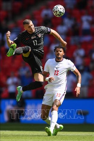Trong ảnh: Tiền đạo Ante Rebic (trái) đội Croatia tranh bóng với hậu vệ Tyrone Mings, đội Anh, trong trận đấu Bảng D Giải vô địch bóng đá châu Âu EURO 2020 trên sân vận động Wembley ở London, Anh, ngày 13/6/2021. Ảnh: AFP/TTXVN