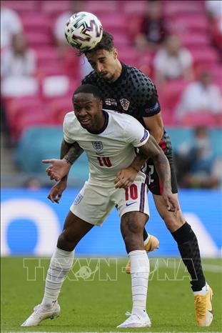 Trong ảnh: Tiền đạo Raheem Sterling (trước) đội tuyển Anh tranh bóng với hậu vệ Sime Vrsaljko , đội Croatia, trong trận đấu Bảng D Giải vô địch bóng đá châu Âu EURO 2020 trên sân vận động Wembley ở London, Anh, ngày 13/6/2021. Ảnh: AFP/TTXVN