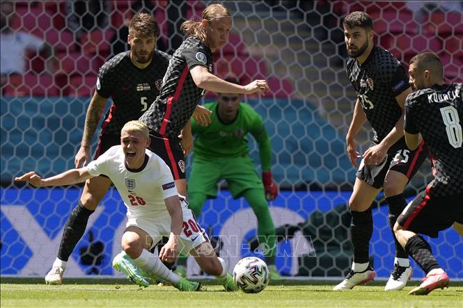 Trong ảnh: Pha tranh bóng giữa các cầu thủ Croatia và trung vệ  Phil Foden (trái) đội tuyển Anh trong trận đấu Bảng D Giải vô địch bóng đá châu Âu EURO 2020 trên sân vận động Wembley ở London, Anh, ngày 13/6/2021. Ảnh: AFP/TTXVN