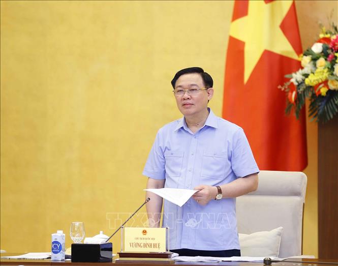 Photo: NA Chairman Vuong Dinh Hue speaks at the working session. VNA Photo: Doãn Tấn