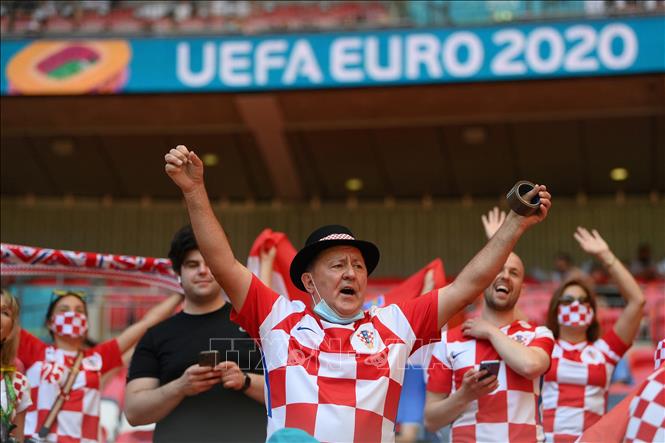 Trong ảnh: Cổ động viên Croatia cổ vũ cho đội nhà trong trận đấu gặp đội tuyển Anh tại Bảng D Giải vô địch bóng đá châu Âu EURO 2020 trên sân vận động Wembley ở London, Anh, ngày 13/6/2021. Ảnh: AFP/TTXVN