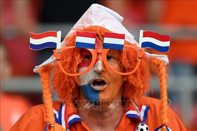 Trong ảnh: Cổ động viên Hà Lan chờ tiếng còi khai cuộc trận đấu đội nhà gặp tuyển Ukraine tại Bảng C, vòng chung kết Giải vô địch bóng đá châu Âu (EURO) 2020 trên sân vận động Johan Cruyff Arena, Amsterdam, ngày 13/6/2021. Ảnh: AFP/TTXVN