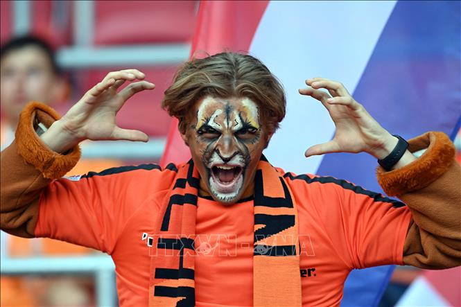  Trong ảnh: Cổ động viên Hà Lan chờ tiếng còi khai cuộc trận đấu đội nhà gặp tuyển Ukraine tại Bảng C, vòng chung kết Giải vô địch bóng đá châu Âu (EURO) 2020 trên sân vận động Johan Cruyff Arena, Amsterdam, ngày 13/6/2021. Ảnh: AFP/TTXVN