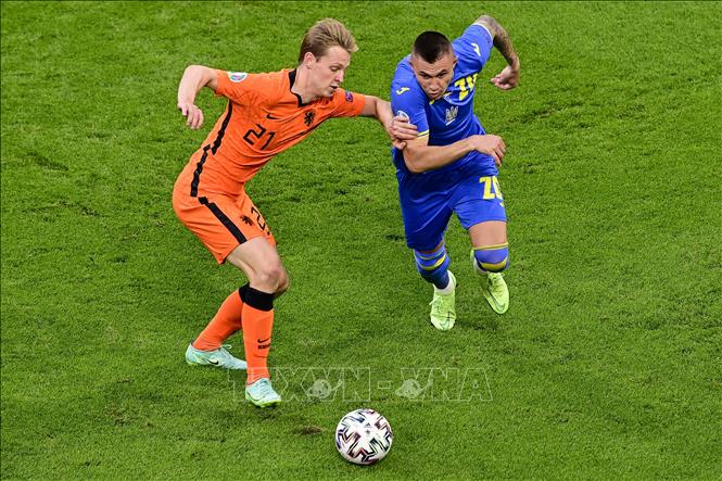 Trong ảnh: Tiền vệ Frenkie de Jong (trái) của Hà Lan tranh bóng với tiền đạo Oleksandr Zubkov của Ukraina trong trận đấu vòng chung kết EURO 2020 trên sân ở Amsterdam, ngày 13/6/2021. Ảnh: AFP/TTXVN