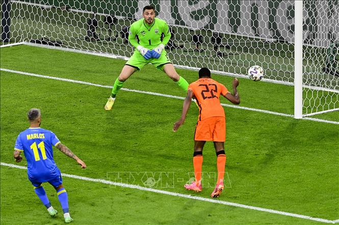 Trong ảnh: Hậu vệ Hà Lan Denzel Dumfries (phải) đánh đầu về phía khung thành Ukraine trong trận đấu vòng chung kết EURO 2020 trên sân ở Amsterdam, ngày 13/6/2021. Ảnh: AFP/TTXVN