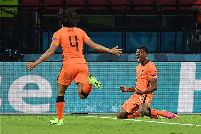 Trong ảnh: Hậu vệ Hà Lan Denzel Dumfries (phải) ăn mừng bàn nâng tỷ số 3-2 cho đội nhà trong trận gặp Ukraine tại vòng chung kết EURO 2020 ở Amsterdam, ngày 13/6/2021. Ảnh: AFP/TTXVN