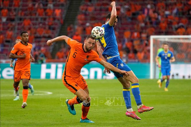 Trong ảnh: Pha tranh bóng bổng quyết liệt giữa tiền đạo Ukraine Roman Yaremchuk (phải) và hậu vệ Hà Lan Stefan de Vrij trong trận đấu vòng chung kết EURO 2020 trên sân ở Amsterdam, ngày 13/6/2021. Ảnh: AFP/TTXVN